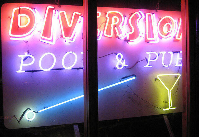 Rótulo de neones donde se lee "Diversión"