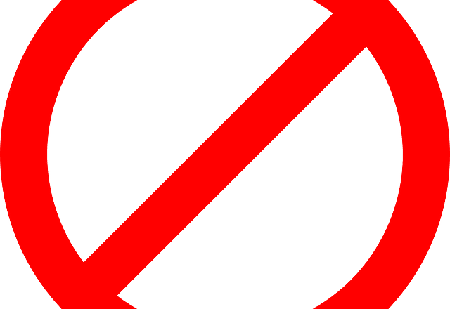 Señal de prohibido (circulo y diagonal rojas).