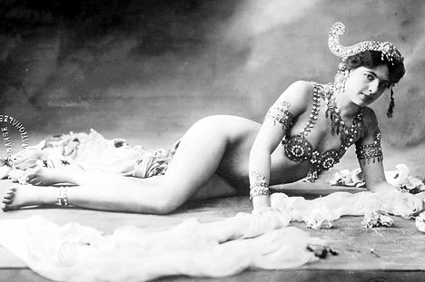 Mata Hari tumbada de lado mirando a cámara y con tan sólo un sujetador de pedrería