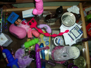 Foto de un cajón lleno de juguetes sexuales