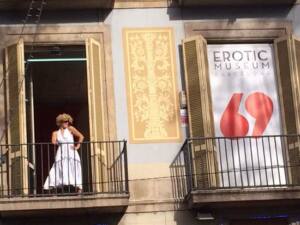 2 balcones, uno cerrado con el logotipo del Museo Erótico y el otro abierto con una actriz disfrazada de Marylin Monroe