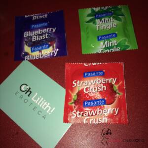 Tarjeta de visita de Oh Lillith! y tres preservativos de sabores: fresa, menta y arándanos
