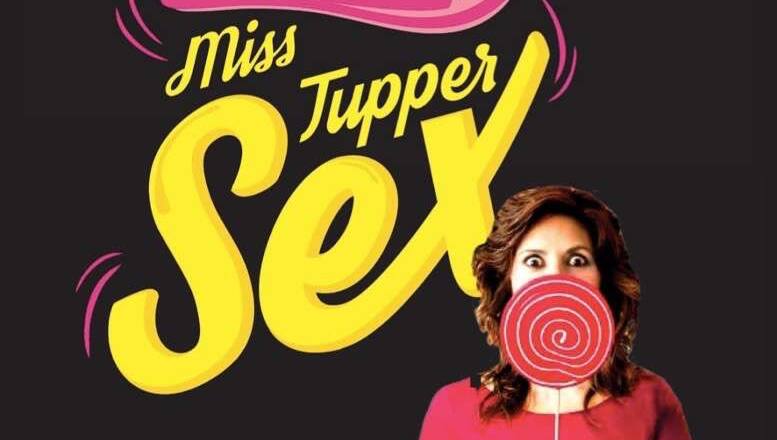 Cartel del monólogo Miss Tupper Sex donde este título está en amarillo y Pilar aparece tapada por una piruleta gigante, todo sobre fondo negro
