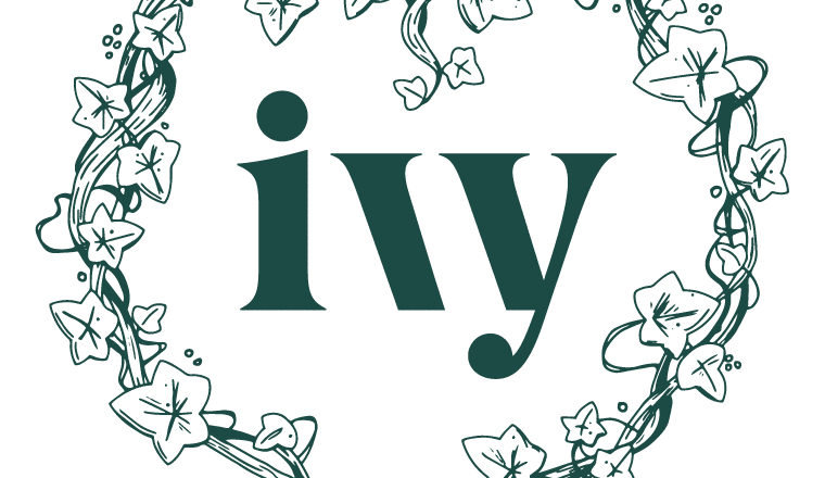 Logotipo de Ivy International: las palabras ivy dentro de un corazón hecho de flores