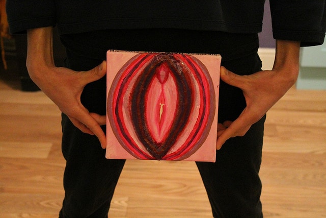Pintura de una vagina donde se representan los labios y el clítoris
