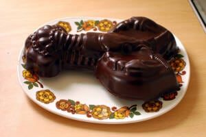 Tarta de chocolate negro con forma de pene y con sus dos testículos