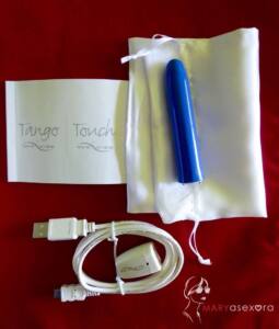 Contenido de la caja: instruciones en varios idiomas, cargado USB con tapa de carga magnética, vibrador azul tipo bala vibradora y funda de seda blanca