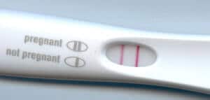 Test de embarazo positivo porque hay dos líneas rosas
