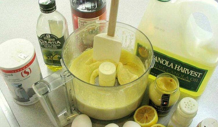 Ingredientes para la mayonesa: botella de aceite de oliva, batidora, 3 huevos blancos, un limón cortado por la mitad y un botecito de sal