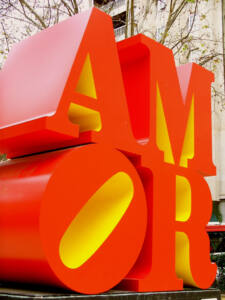 Escultura con la palabra amor en letras rojas