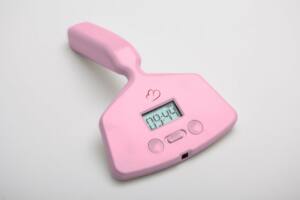 Vibrador rosa con forma de pala. El mango sería el vibrador y en la paleta hay un reloj digital con un par de botones para ajustar la alarma.