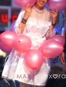 Foto solo de cuerpo con disfraz de novia y cinturón de globos rosa