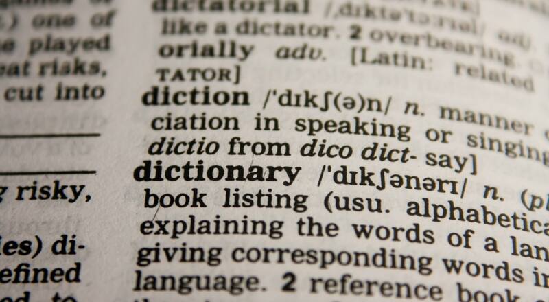 Página del diccionario con la definición de diccionario. Texto en inglés.