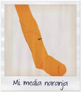 Foto de un calcetín de color naranja. Al pie de la foto aparece la frase: mi media naranja.