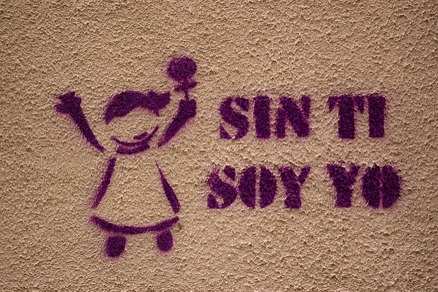 Graffiti en una pared donde se muestra la figura de una niña y al lado, con letras la frase: Sin ti soy yo.