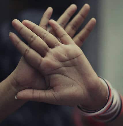 foto donde se muestran dos palmas de las manos cruzadas a modo de "x"