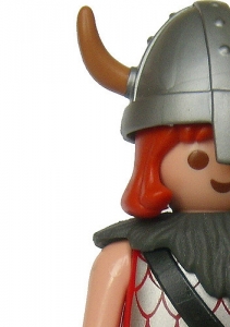 Figura de playmobil con casco típico de cuernos de vikingo.
