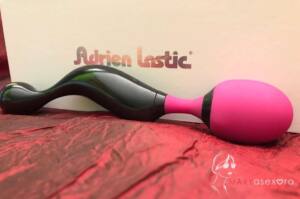 Foto del masajeador Symphony de la marca Adrien Lastic. Mango negro ligeramente curvado, como de "s" y cabezal rosa
