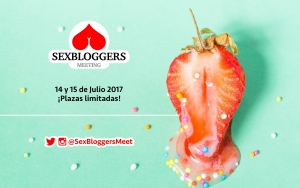 Cartel del evento Sexbloggers Meeting del 14 y 15 de julio. Datos del evento y una fresa partida por la mitad.