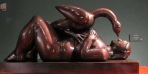 Escultura de Leda y el cisne del museo Botero. Se trata de un cisne sobre una mujer desnuda y tumbada.