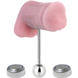 Piercing de lengua. En el extremo inferior tiene la bola de tope, y en el extremo superior un pene de silicona rosa. A los lados del piercing salen las dos pilas de botón.