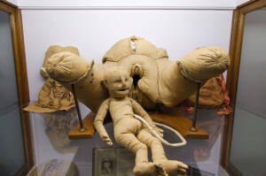 La machine de Madame du Coudray expuesta en el Musee Flaubert et d'Histoire de la Medecine, Rouen. La representación de la apertura vaginal incluye torso y dos piernas que se apoyan en un cabestrillo ginecológico simulando la postura del parto.