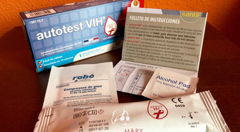 Contenido de la caja del test de autodiagnóstico del VIH: Caja, gasa, folleto de instrucciones, toallita desinfectante y envase con la prueba.