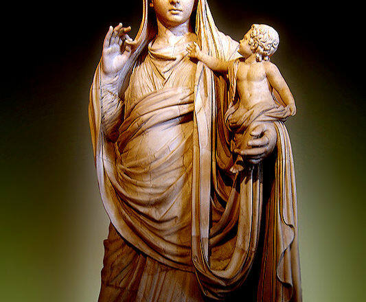 Estatua de Mesalina Sosteniendo en un brazo a su hijo Británico