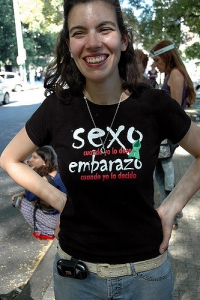 Camiseta negra con la leyenda escrita: Sexo cuando yo lo deseo. Embarazo cuando yo lo decido.