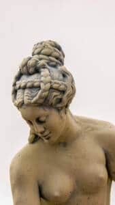 Estatua de Afrodita desnuda. Solo se muestra foto de torso hacia arriba.