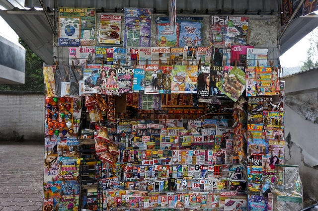 Kiosco de prensa lleno de revistas y periódicos.