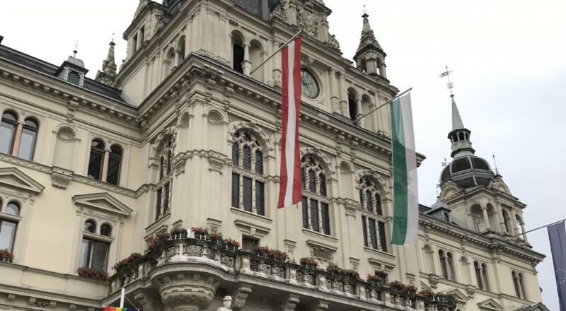 Ayuntamiento de Graz con las banderas del orgullo, Austria y Europa.