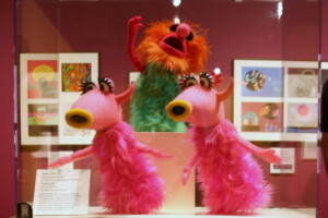 Muppets peludas de color rosa con cuernos y labios amarillos y redondos que cantan Mah-na-mah-na