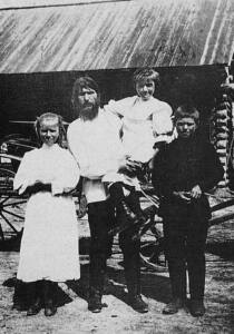 Rasputín con sus tres hijos: Matryona a su izquierda, Varvara en brazos y Dimitri a su derecha.
