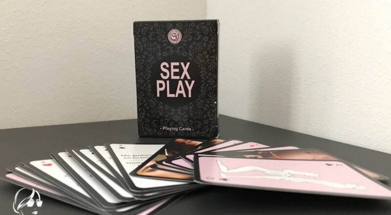 Caja de la baraja Sex Play en negro con letras en rosa: SEX PLAY. En primer plano alguna de las cartas de la baraja.