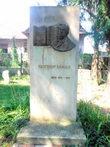 Monumento a Kertbeny en el memorial Petöfi de Albesti. Pieza de mármol blanca con su nombre, un retrato y fecha de nacimiento y muerte.