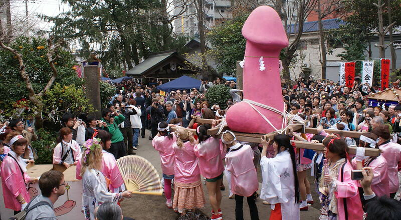 Festival Kanamara Matsuri en 2009. En la foto se muestra un pene gigante rosa que es llevado a hombros, como en una procesión, por travestis vestidos de rosa.