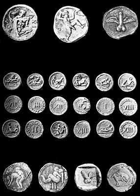 32 monedas que representan las 16 spintriae por ambas caras. En una se muestran los números romanos del I al XVI y en la otra cara las distintas posturas sexuales incluyendo un pene con alas.