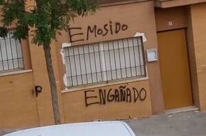 Grafitti en la pared de una casa donde se puede leer: emosido engañado