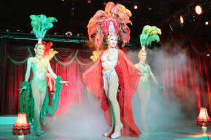Bailarinas con exuberantes plumas en el espectáculo de cabaret de París en el Casino Helsinki, Finlandia.