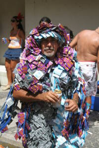 Hombre vestido con diferentes preservativos