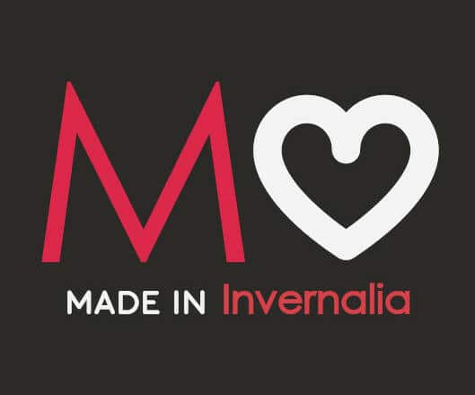 Logotipo Made in Invernalia. Fondo color café M en rojo y corazón en blanco con la frase made in en blanco e Invernalia
