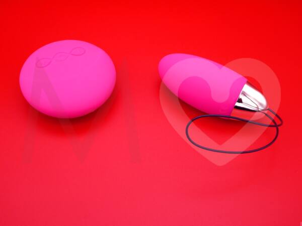 LYLA 2 de LELO: huevo vibrador rosa y mando a distancia redondo y en rosa