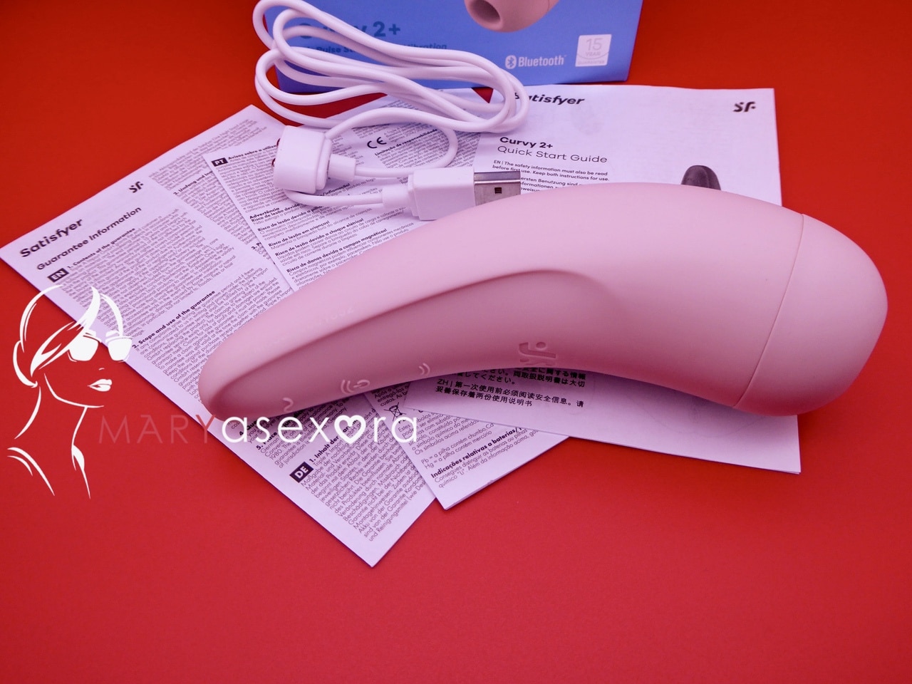 Satisfayer Curvy 2+ color rosa, cargador magnético y tres manuales.