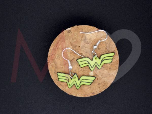 Pendientes hechos a mano con Fimo efecto neón amarillo con el logo de Wonder Woman