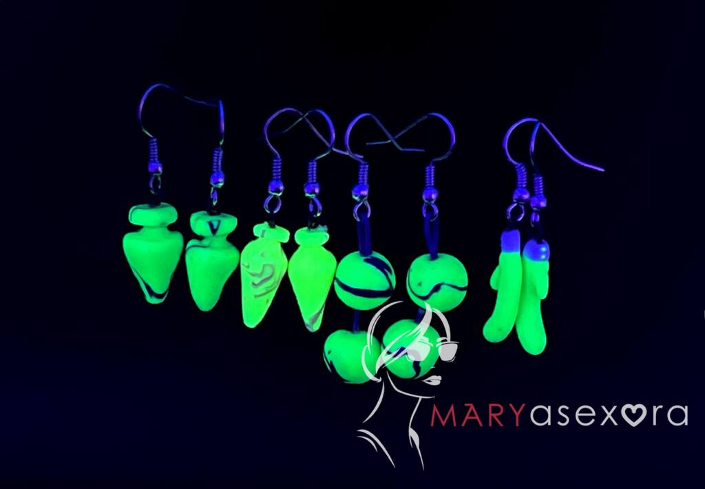 Kit de pendientes fluorescentes iluminados con luz negra: plugs anales, bolas chinas y vibrador