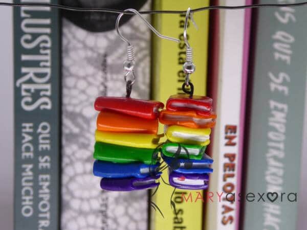 Pendientes libros arcoíris LGTBI+ con libros reales de fondo
