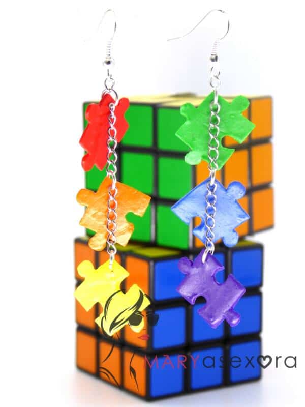 Pendientes puzzle arcoiris LGTBI+ con cubos de Rubik de fondo