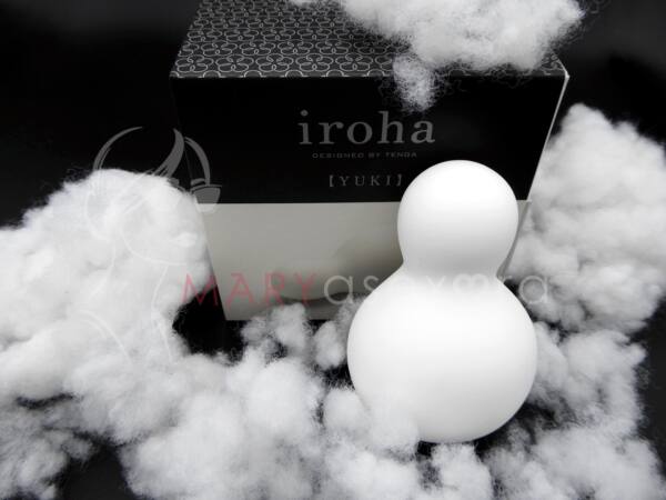 Iroha Yuki de TENGA. Vibrador con forma de muñeco de nieve apoyado en su caja de embalaje.