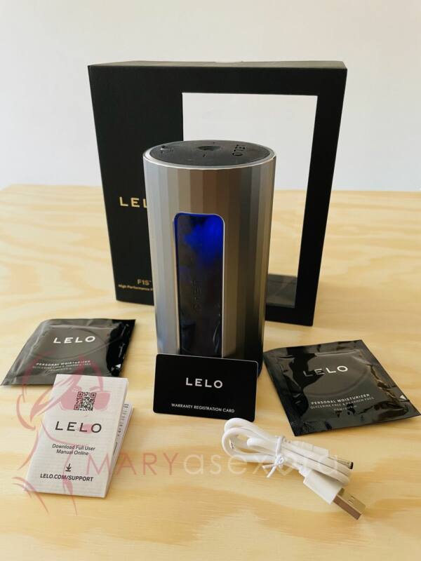 Contenido de la caja de LELO F1S V2: masturbador, dos monodosis lubricante agua,tarjeta garantía, cable USB e instrucciones